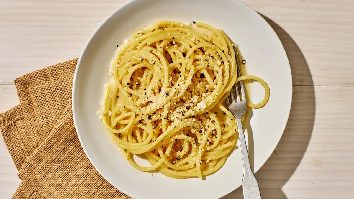 Cacio e Pepe (Classic Roman Cheese and Pepper Pasta)