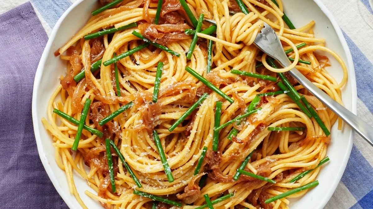 An Onion Pasta for When You’re Short on Ingredients