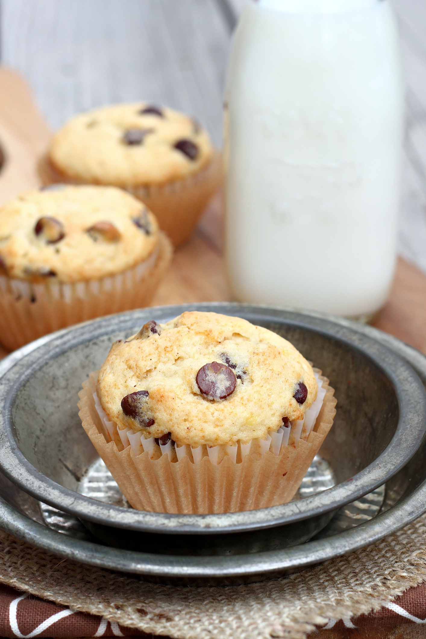 Moist Banana Chocolate Chip Muffins with Crumb Topping