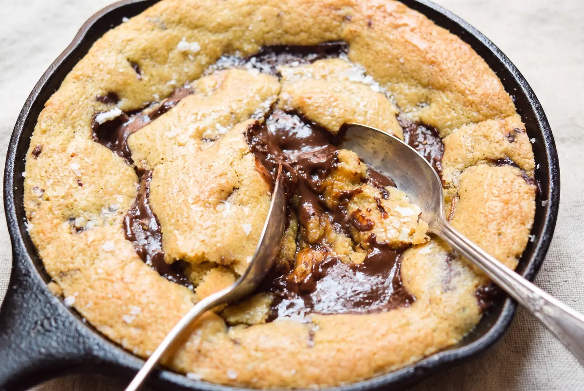 Warm Skillet Chocolate Chip Cookie (Pizookie-Style) Warm Skillet Chocolate Chip Cookie (Pizookie-Style)