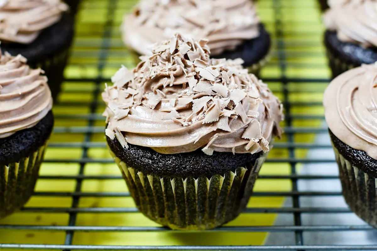 Extreme Chocolate Cupcakes With White Chocolate Frosting