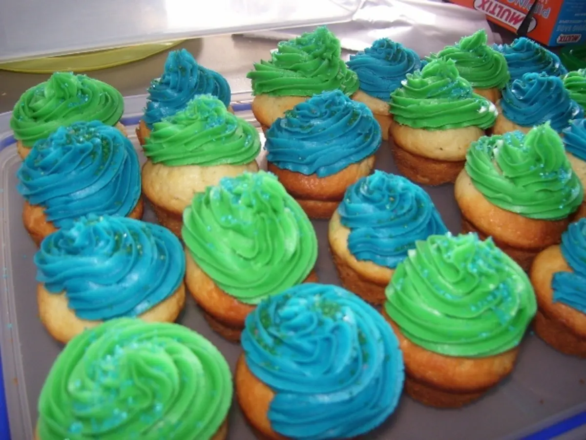 Yogurt Vanilla Cupcakes W/ Chocolate Frosting